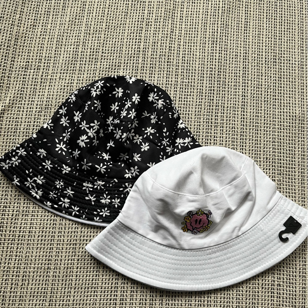 2pcs Bucket Hats in Black and White